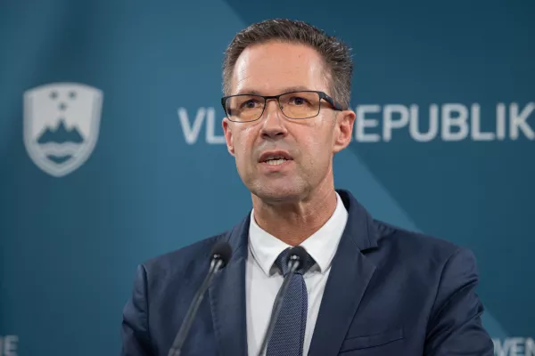 Ljubljana, vlada.Novinarska konferenca po seji vlade.Drzavni sekretar na ministrstvu za obrambo Marko Lovse.