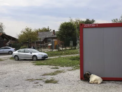 - romsko naselje Dobru&scaron;ka vas - romski vrtec- 19.09.2024 - V Kulturnem domu v &Scaron;kocjanu je bila seja Medresorske vladne komisije za urejanje položaja Romov, medtem bo pred kulturnim domom tudi protestni shod//FOTO: Jaka Gasar