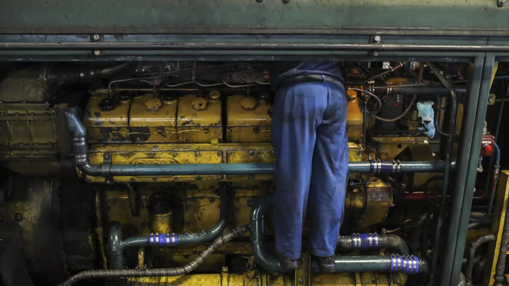 - simbolična fotografija - - 03.07.2019 &ndash; Slovenske železnice (SŽ) &ndash; Vleka in tehnika d.o.o. - Center za servis vlakov v Ljubljani &ndash; podjetje za vzdrževanje železni&scaron;kih vozil, vleko in tehničnovagonsko dejavnost &ndash; Zalo&scaron;ka cesta 217 - vlak, vagon, lokomotiva //FOTO: Jaka GasarOPOMBA: REPORTAŽA O VZDRŽEVANJU LOKOMOTIV / Foto: Jaka Gasar