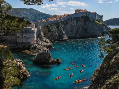 Pogled na zahodno pristani&scaron;če Dubrovnika in starodavno mestno obzidje (Foto: Shutterstock)