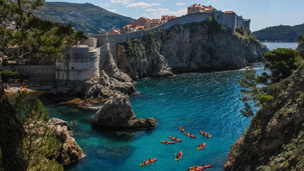 Pogled na zahodno pristani&scaron;če Dubrovnika in starodavno mestno obzidje (Foto: Shutterstock)