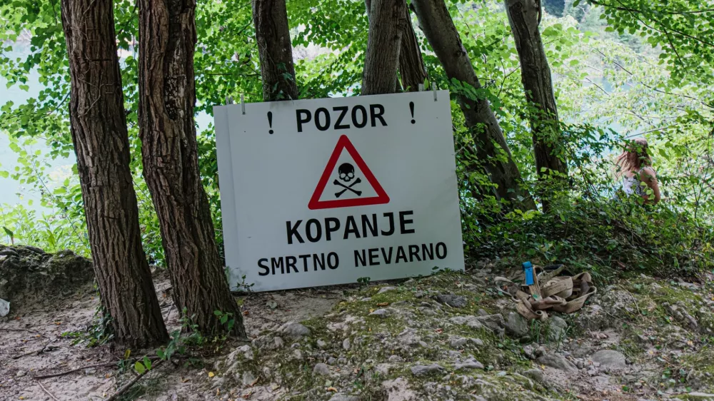 Soča, Solkan, opozorilne table za kopalce o nevarnem odseku