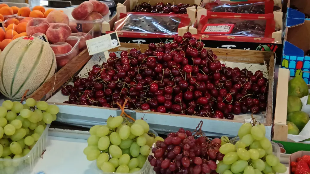 Če&scaron;nje, ljubljanska tržnica, sadje, branjevec, branjevka.