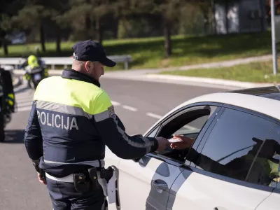prometni nadzorpolicija - simbolična fotografijaprometna policijavarnost v prometupolicija na motorjihmotoristična policijaprehitri voznikiavtocestna policijaalkotestalkohol v prometu08.04.2025 Policijski nadzor, počivali&scaron;če PovodjeFOTO: Nik Erik Neubauer