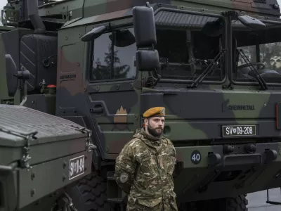 - simbolična fotografija &ndash; vojaki SV -- 31.03.2023 &ndash; Slovenska vojska (SV) - Voja&scaron;nica Ivana Cankarja Vrhnika - obisk predsednice republike v okviru katerega se je seznanila s stanjem pripravljenosti Slovenske vojske v letu 2022, //FOTO: Jaka Gasar