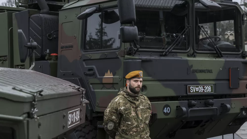 - simbolična fotografija &ndash; vojaki SV -- 31.03.2023 &ndash; Slovenska vojska (SV) - Voja&scaron;nica Ivana Cankarja Vrhnika - obisk predsednice republike v okviru katerega se je seznanila s stanjem pripravljenosti Slovenske vojske v letu 2022, //FOTO: Jaka Gasar