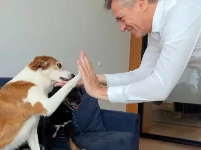 Takole je predsednik vlade Robert Golob z &raquo;daj mi petko&laquo; proslavil vnovično potrditev novele zakona o za&scaron;čiti živali. Foto: Instagram