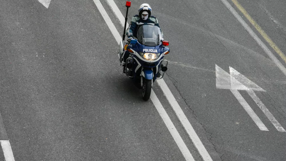 - simbolična fotografija, policija, policist motorist - mestni promet - 18. mednarodni Ljubljanski Maraton 2013 -   //FOTO: Bojan Velikonja