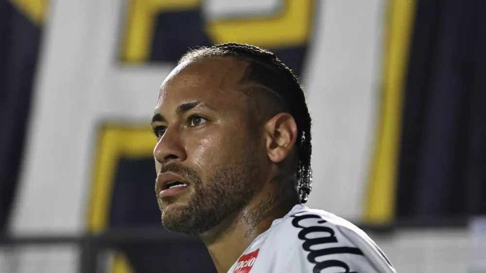 Soccer Football - Brasileiro Championship - Santos v Internacional - Estadio Urbano Caldeira, Santos, Brazil - July 23, 2025 Santos' Neymar during the match REUTERS/Thiago Bernardes