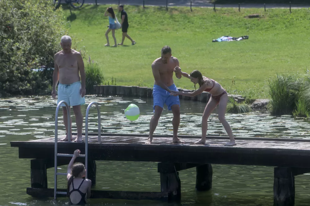 - 21.07.2024 - reportaža Podpe&scaron;ko jezero - poletje, vročina, kopanje, hlajenje, kopalci, obiskovalci, ljudje //FOTO: Jaka Gasar