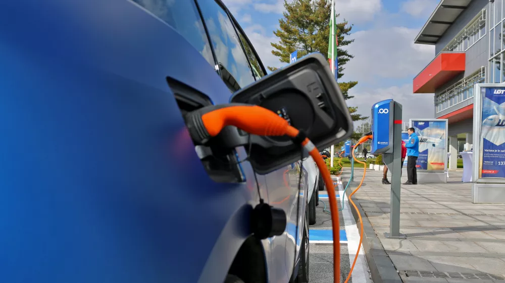 - električna polnilnica za električno vozilo - - polnilna postaja - električna mobilnost -- 12.10.2016 - Aerodrom Ljubljana - Letali&scaron;če Jožeta Pučnika Brnik - avtomobilsko postajali&scaron;če za souporabo električnih vozil Avant2Go - car sharing, e-prevoz na klic - //FOTO: Bojan Velikonja