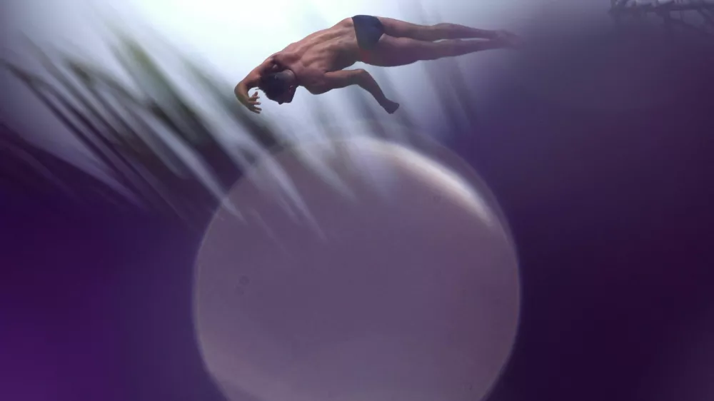 High Diving - World Aquatics Championships - Men 27m - Semifinals - Sentosa Island, Singapore - July 25, 2025 Scott Lazeroff of the U.S. in action REUTERS/Edgar Su  TPX IMAGES OF THE DAY / Foto: Edgar Su