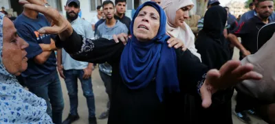A woman mourns at a funeral of Palestinians killed by Israeli fire while trying to receive aid and others who were killed in an overnight Israeli strike, according to medics, at Al-Shifa Hospital in Gaza City, July 26, 2025. REUTERS/Mahmoud Issa