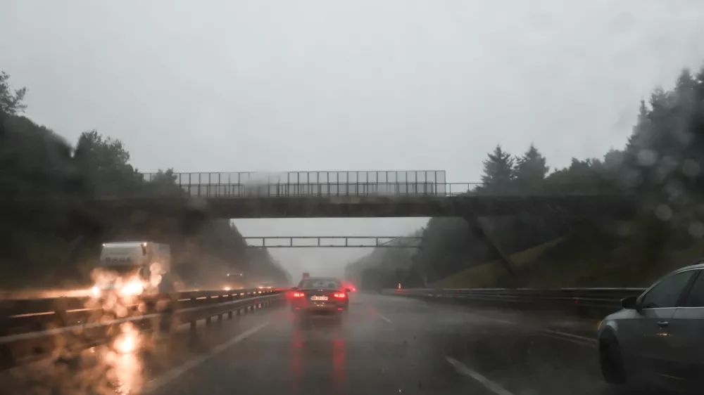 - Nevihta, nevihtni oblak. &Scaron;tajerska avtocesta Maribor - Ljubljana- 19.07.2023 &ndash; vreme - oranžno opozorilo za celotno Slovenijo &ndash; nevihtni pas - nevihte //FOTO: Bojan Velikonja