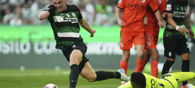FILE - Sporting's Viktor Gyokeres, left, avoids Vitoria's goalkeeper Bruno Varela to score his side's second goal during the Portuguese league soccer match between Sporting CP and Vitoria SC at the Alvalade stadium in Lisbon, May 17, 2025. (AP Photo/Ana Brigida, File)