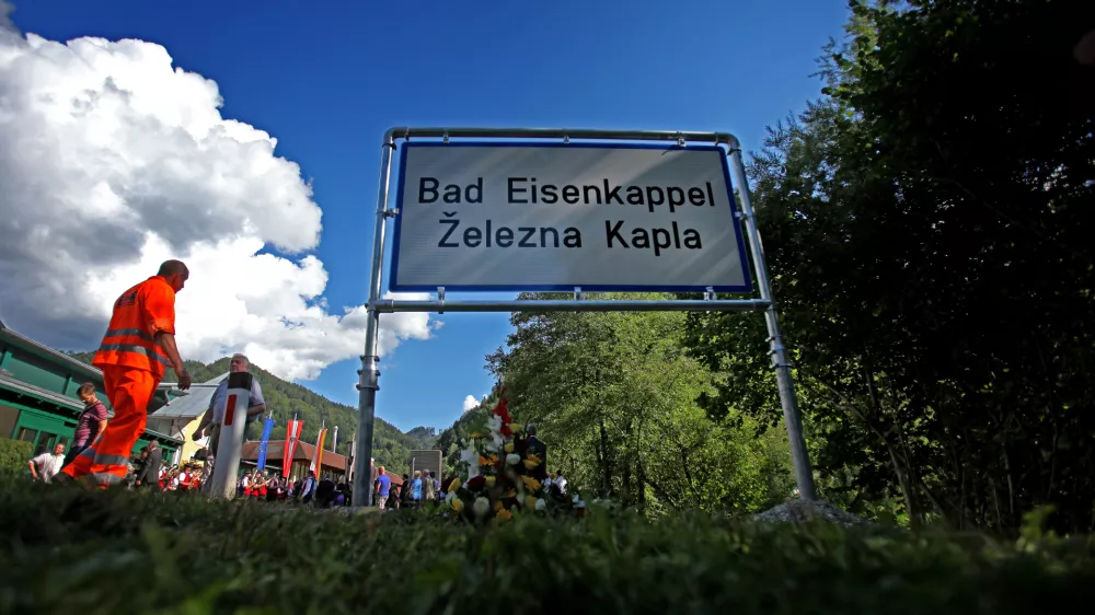 dvojezična krajevna tabla- Avstrijska Koro&scaron;ka 2011- Železna Kapla - postavili prve nove dvojezične krajevne napise //FOTO; Matej Pov&scaron;e