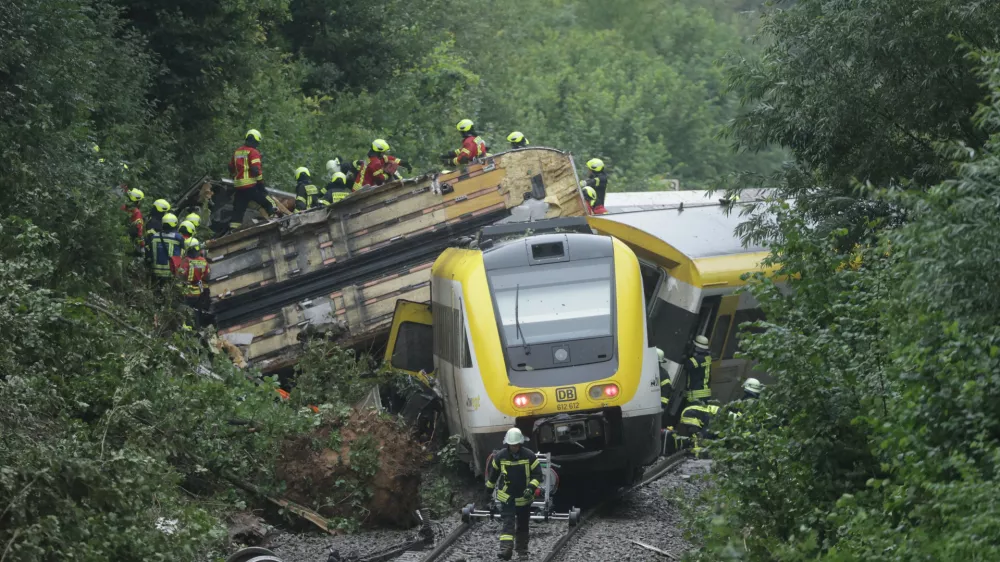 27 July 2025, Riedlingen: Rescue workers search for passengers in a derailed train. Several people have been killed and many others injured after a passenger train derailed in Biberach district between Zweifaltendorf and Zell in south-western Germany. Photo: Thomas Warnack/dpa