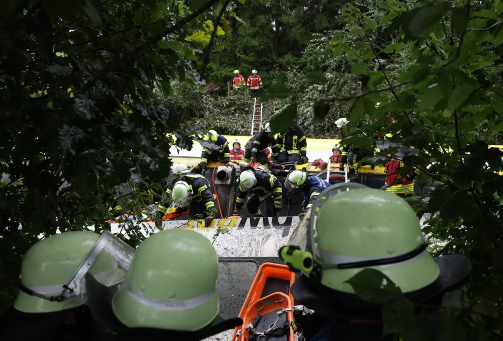 27 July 2025, Riedlingen: Rescue workers search for passengers in a derailed train. Several people have been killed and many others injured after a passenger train derailed in Biberach district between Zweifaltendorf and Zell in south-western Germany. Photo: Thomas Warnack/dpa