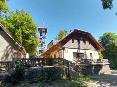 Koča na Planini nad Vrhniko: Gozdni razgled z domačimi &scaron;truklji