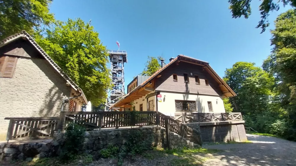 Koča na Planini nad Vrhniko: Gozdni razgled z domačimi &scaron;truklji