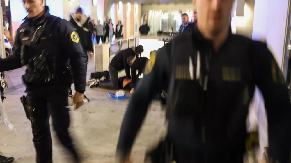 - 17.11.2023 - Posledice pretepa z nožem pred Parlament pubom na Slovenski cesti v Ljubljani; //FOTO: Bojan Velikonja / Foto: Bojan Velikonja