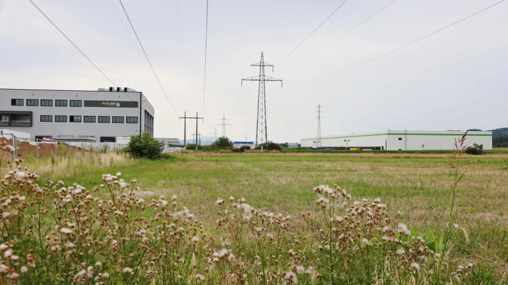 Hoče - Poslovna cona - Gospodarstvo - Gradnje - Zemlji&scaron;ča - Projekt ureditve varovanih parkiri&scaron;č za tovornjake - Varovana parkiri&scaron;ča za tovorna vozila - zemlji&scaron;če - lokacija - Ilustracija - Tematika - Vozila - Avtor: Andrej Petelin&scaron;ek, Večer