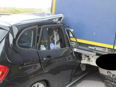 Avstrijski voznik je zaradi neprilagojene hitrosti trčil v tovornjak. 
