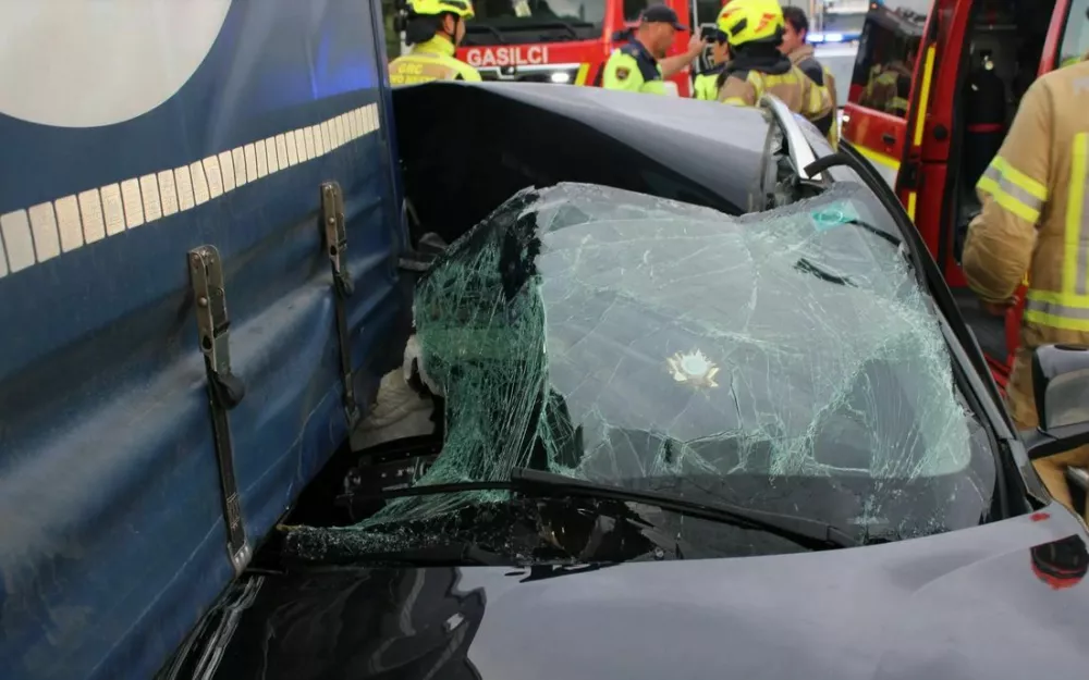 Avstrijski voznik je zaradi neprilagojene hitrosti trčil v tovornjak. 