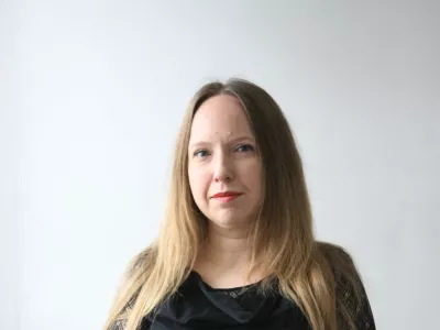 Nina Knavs, komentatorka - notranja- Dnevnik 2016 - portreti za komentarje in kolumne - komentatorji - novinarji - novinarka - //FOTO: Tomaž Skale