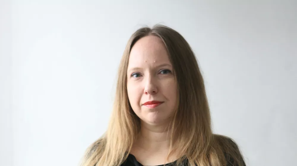 Nina Knavs, komentatorka - notranja- Dnevnik 2016 - portreti za komentarje in kolumne - komentatorji - novinarji - novinarka - //FOTO: Tomaž Skale