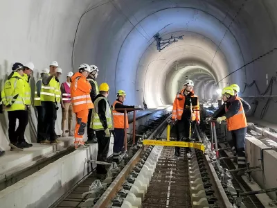 Polaganje tirov, ki sodi v tretji sklop projekta, ki je vreden skupaj 204 milijone evrov, opravlja konzorcij pod vodstvom SŽ-Železni&scaron;kega gradbenega podjetja, v njem pa sta &scaron;e družbi Kolektor IGIN in Yapi Merkezi Construction. 