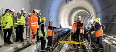 Polaganje tirov, ki sodi v tretji sklop projekta, ki je vreden skupaj 204 milijone evrov, opravlja konzorcij pod vodstvom SŽ-Železniškega gradbenega podjetja, v njem pa sta še družbi Kolektor IGIN in Yapi Merkezi Construction. 