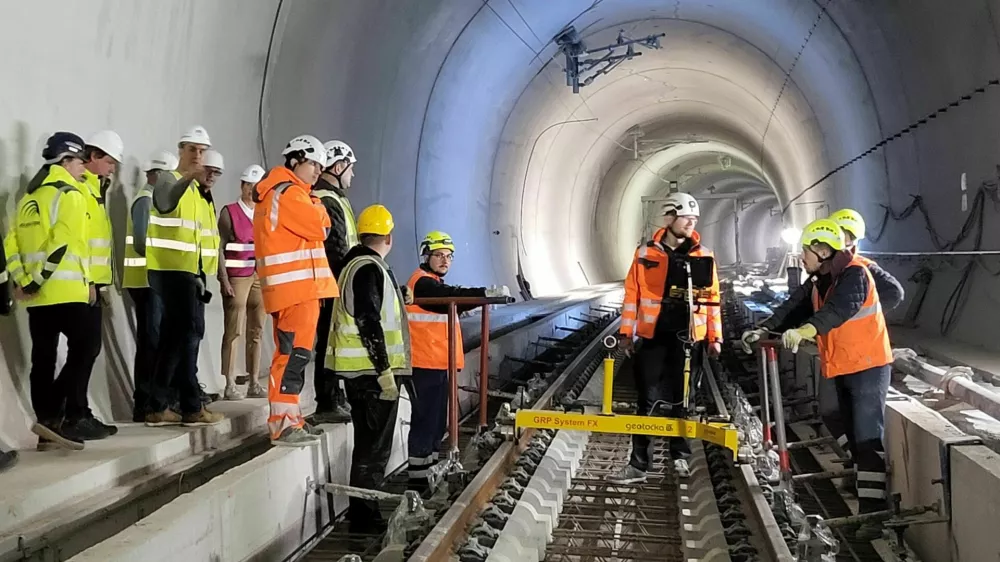 Polaganje tirov, ki sodi v tretji sklop projekta, ki je vreden skupaj 204 milijone evrov, opravlja konzorcij pod vodstvom SŽ-Železni&scaron;kega gradbenega podjetja, v njem pa sta &scaron;e družbi Kolektor IGIN in Yapi Merkezi Construction. 