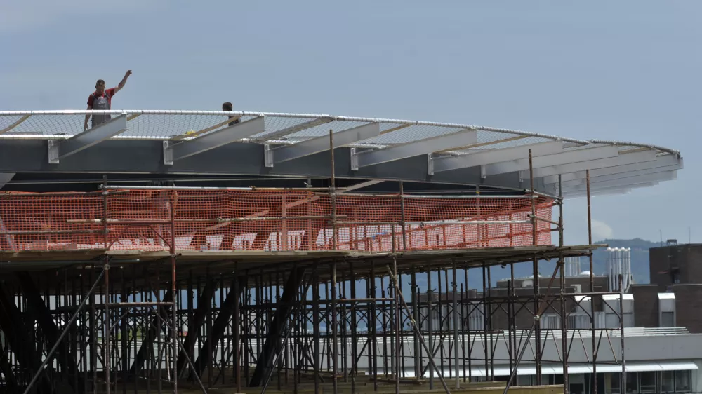 - heliport UKC 2012 - heliodrom - pristajali&scaron;če za helikopterje ne strehi Kliničnega centra v Ljubljani, Bohoričeva  //FOTO: Tomaž Zajel&scaron;nik