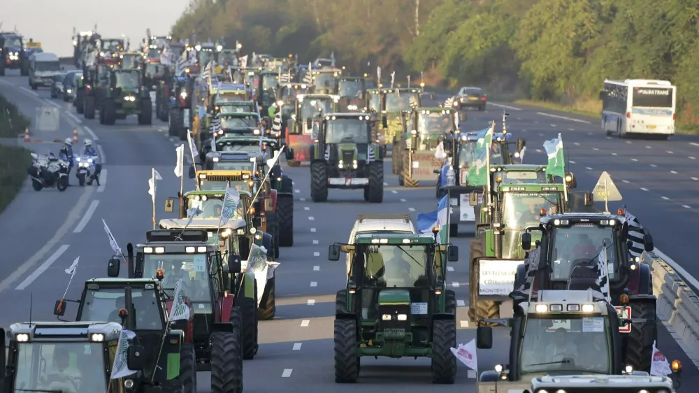 French farmers from western France regions drive their tractors on the A10 motorway, outside Paris, September 3, 2015. Hundreds of tractors were heading towards Paris for a protest due to take place on Thursday where French farmers will call for more help with low prices and high costs in the European Union's largest agricultural producer country.  REUTERS/Jacky Naegelen TPX IMAGES OF THE DAY