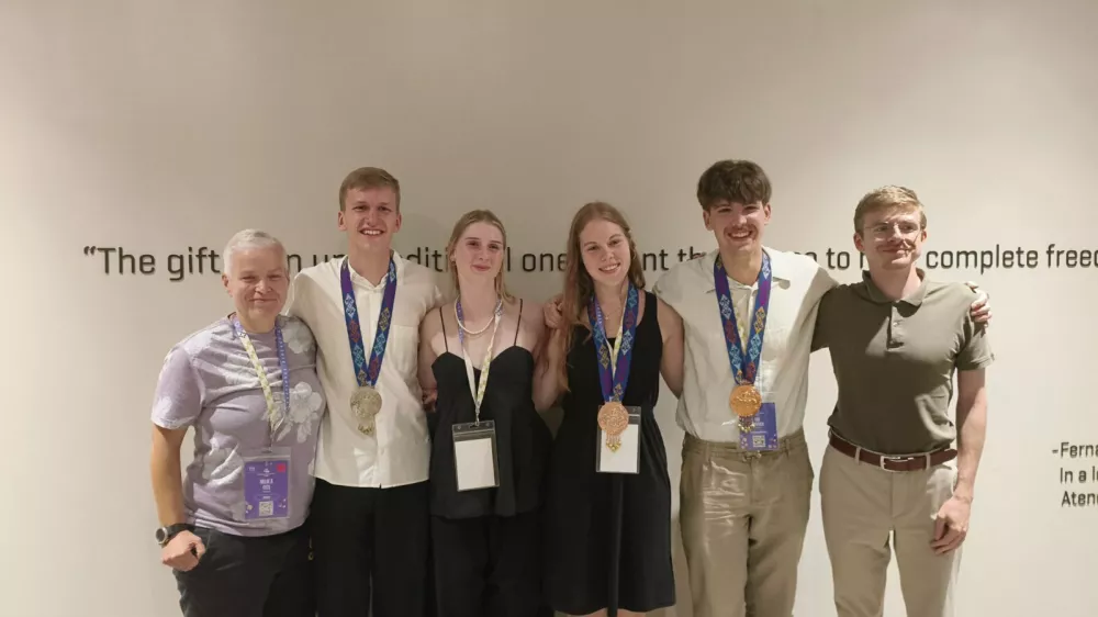  Dijakom sta na Filipinih ob strani stala tudi mentorja Mojca Ota in Domen Vaupotič. Foto: Arhiv ZOTKS