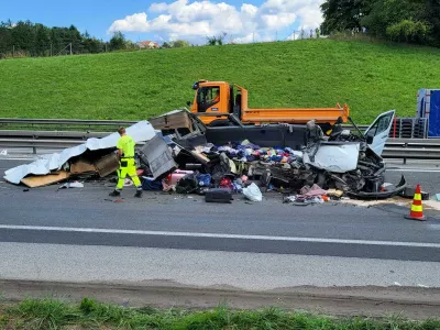 &Scaron;tajerska avtocesta, nesreča pri Tepanju, kjer je pri trku v tovorno vozilo umrlo pet tujih državljanov.Prometna nesreča, re&scaron;evanje, avtocesta, trk vozil, zastojFoto: Bralec