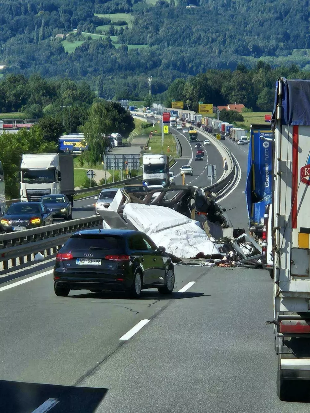 &Scaron;tajerska avtocesta, nesreča pri Tepanju, kjer je pri trku v tovorno vozilo umrlo pet tujih državljanov.Prometna nesreča, re&scaron;evanje, avtocesta, trk vozil, zastojFoto: Bralec