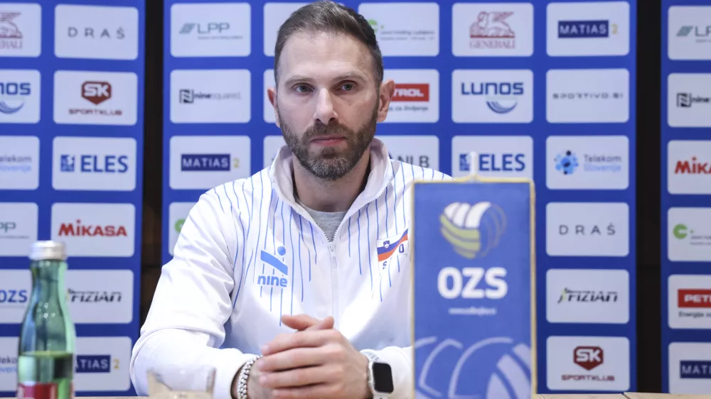selektor Alessandro Orefice- 07.05. 2025 - novinarska konferenca odbojkarskih reprezentanc//FOTO: Jaka Gasar