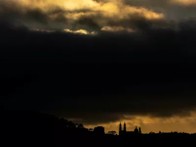 Clouds cover St. Ignatius Church during sunset in San Francisco, California, U.S., July 29, 2025. REUTERS/Carlos Barria   TPX IMAGES OF THE DAY / Foto: Carlos Barria