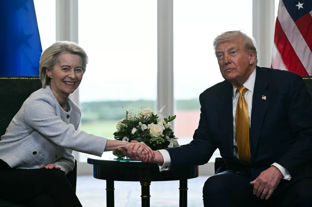 Dogovor, ki sta ga z rokovanjem na &Scaron;kotskem simbolno zapečatila Ursula von der Leyen in Donald Trump, v resnici &scaron;e ni dokončen. / Foto: Profimedia