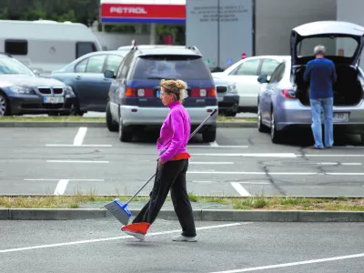 - avtocestno počivali&scaron;če Lom - bencinska črpalka Petrol - romunski delavci za delo plačani 1 euro na uro//FOTO: Luka Cjuha------Petkolonsko