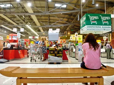 Interspar - samopostrežna blagajna - klop - počitek- BTC City Park - nakupovalno sredi&scaron;če v Ljubljani 2013 - potro&scaron;ni&scaron;tvo - potro&scaron;niki,potro&scaron;niki,nakupovanje//FOTO: Tomaž Zajel&scaron;nik