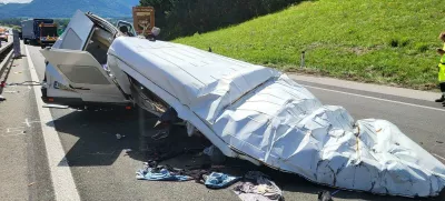 Štajerska avtocesta, nesreča pri Tepanju, kjer je pri trku v tovorno vozilo umrlo pet tujih državljanov.Prometna nesreča, reševanje, avtocesta, trk vozil, zastojFoto: Bralec