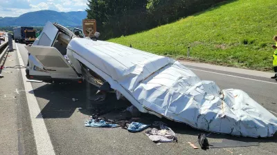 &Scaron;tajerska avtocesta, nesreča pri Tepanju, kjer je pri trku v tovorno vozilo umrlo pet tujih državljanov.Prometna nesreča, re&scaron;evanje, avtocesta, trk vozil, zastojFoto: Bralec