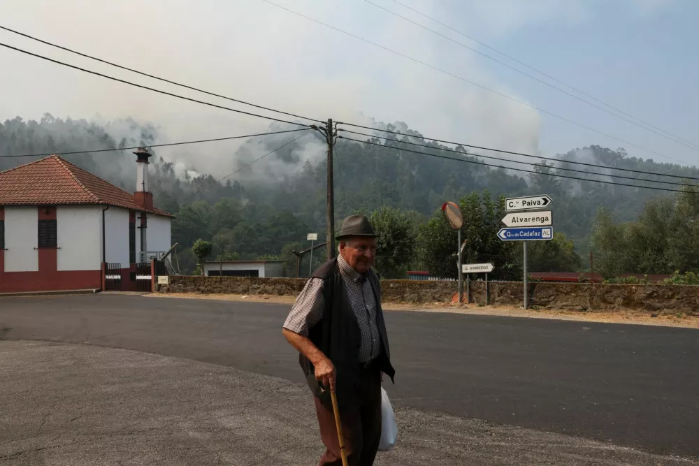 Smoke rises over the hills in the aftermath of a wildfire in Pereira, Cinfaes municipality, Portugal, July 31, 2025. REUTERS/Violeta Santos Moura