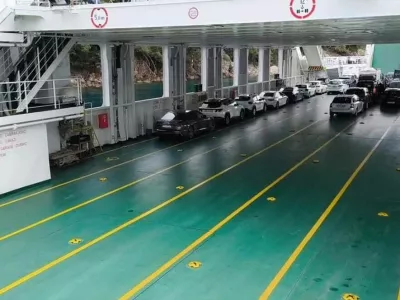 Skoraj povsem prazen trajekt s Cresa proti celini.