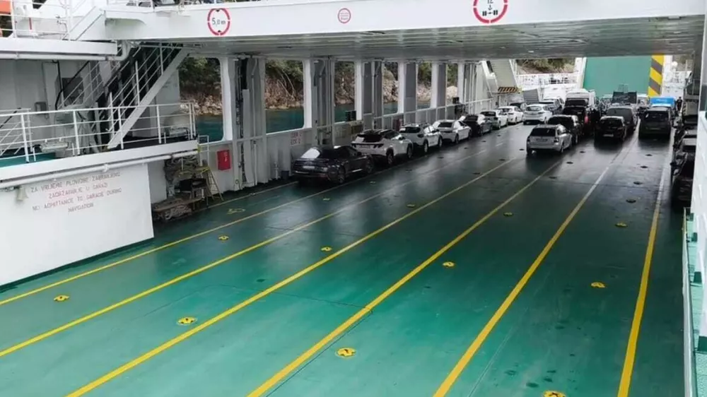 Skoraj povsem prazen trajekt s Cresa proti celini.