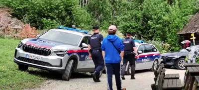 Racija avstrijske policije na Peršmanovi domačiji na Avstrijskem Koroškem, kjer je potekal antifašistični shod slovenskih študentov.Foto: organizatorji shoda / zajem zaslona