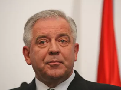 hrva&scaron;ki predsedniik vlade Ivo Sanader- prvo srečanje predsednika vlade Boruta Pahorja s predsednikom hrva&scaron;ke vlade Ivom Sanaderjem na gradu Mokrice. - Premiera nista zbližala stali&scaron;č, ki bi pripeljala do re&scaron;itve vpra&scaron;anja meje med državama - slovenski premier je po pogovorih napovedal, da bo podprl mediacijo, ki jo predlaga Evropska komisija, hrva&scaron;ki premier pa je menil, da bi morali najprej delo končati me&scaron;ani komisiji.- slovensko-hrva&scaron;ki odnosi - meja med Slovenijo in Hrva&scaron;ko/FOTO: Luka CjuhaOPOMBA: ZA OBJAVO V ČASOPISU DNEVNIK